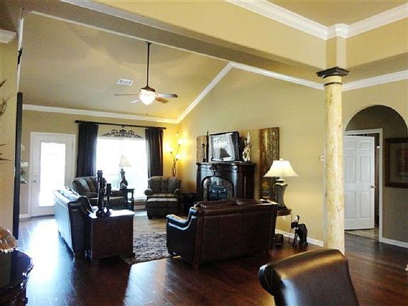 4th image of 132 Willow Bend Cir