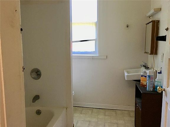 5th image of 1419 Felix St