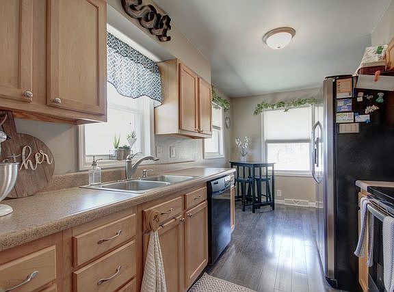 3rd image of 5 Elmwood Dr
