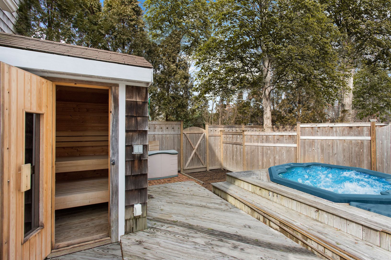  Summer all year long with Sauna and Jacuzzi!
