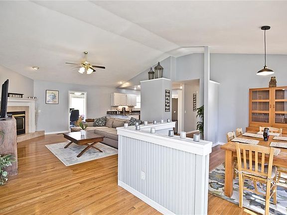 2nd image of 10 Highworth Ln