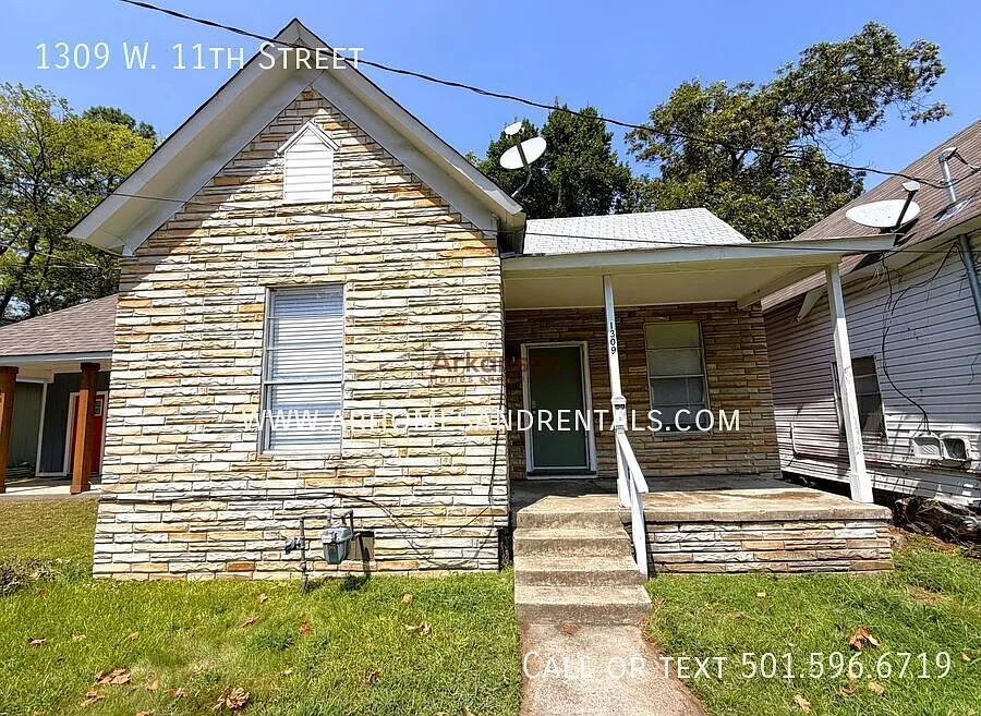 1309 W. 11th Street | 3 Bedrooms | 1 Bathroom 1/2 Off First Month's Rent — Photo 1