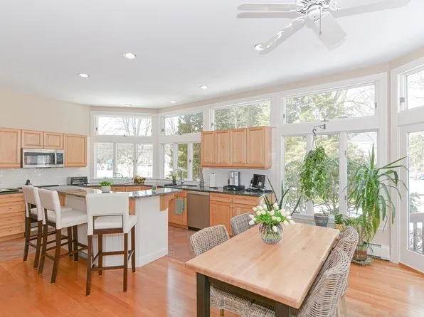 6 Pilgrim Rd, Wellesley, MA 02481