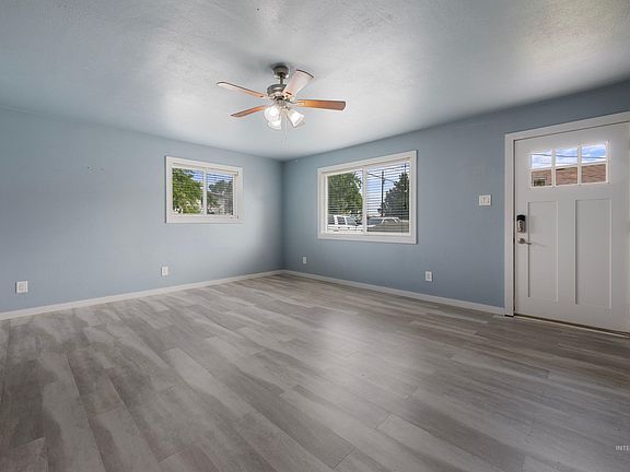5th image of 1029 W Willow Ave