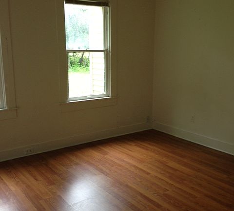 3rd image of 504 W Marshall Ave