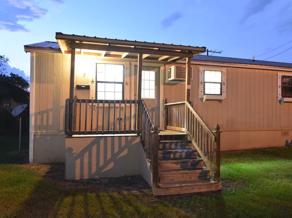 716 West St #7, Yoakum, TX 77995