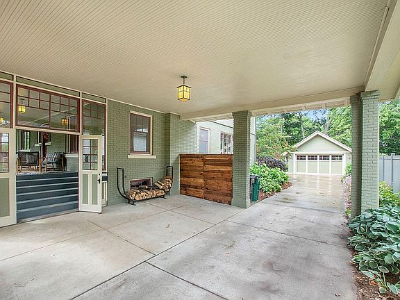 4th image of 721 Cambridge Blvd SE