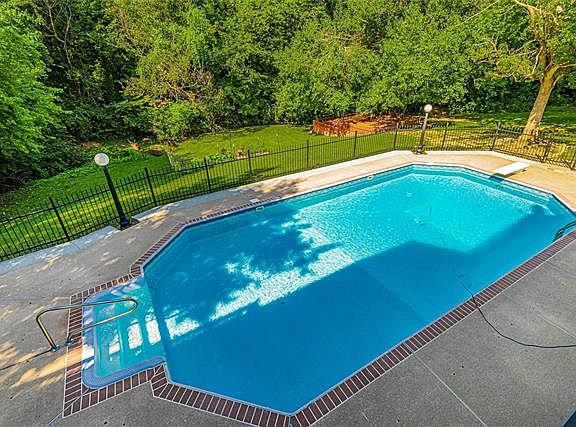 3rd image of 825 Woodsedge Dr