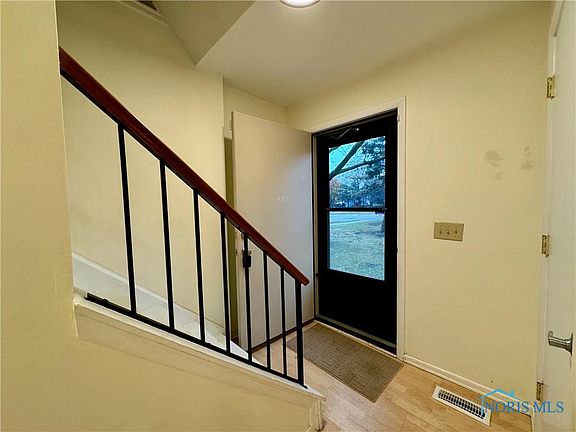 4th image of 2 Meadowbrook Dr