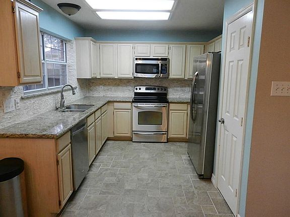 5th image of 823 Hyacinth Pl