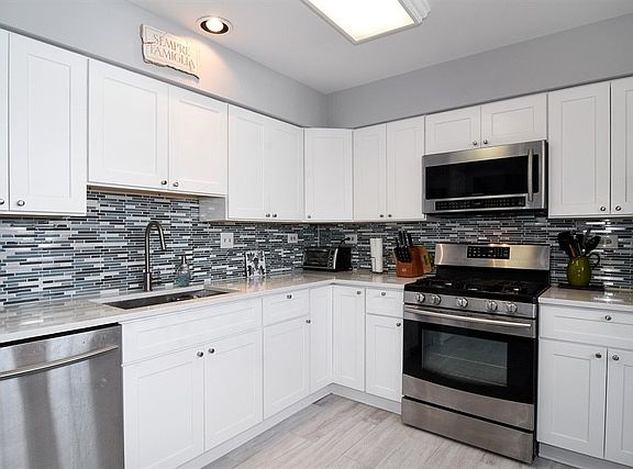 5th image of 809 Kalamazoo Cir