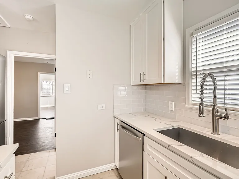 2210 S Clarkson St — Photo 8