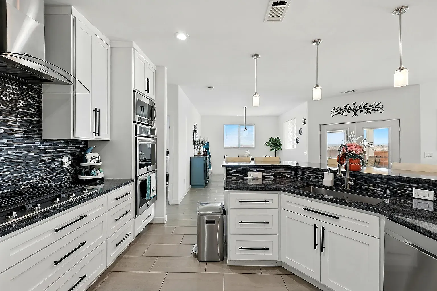 4 bed, 2581 sqft, $4,500 — Photo 3
