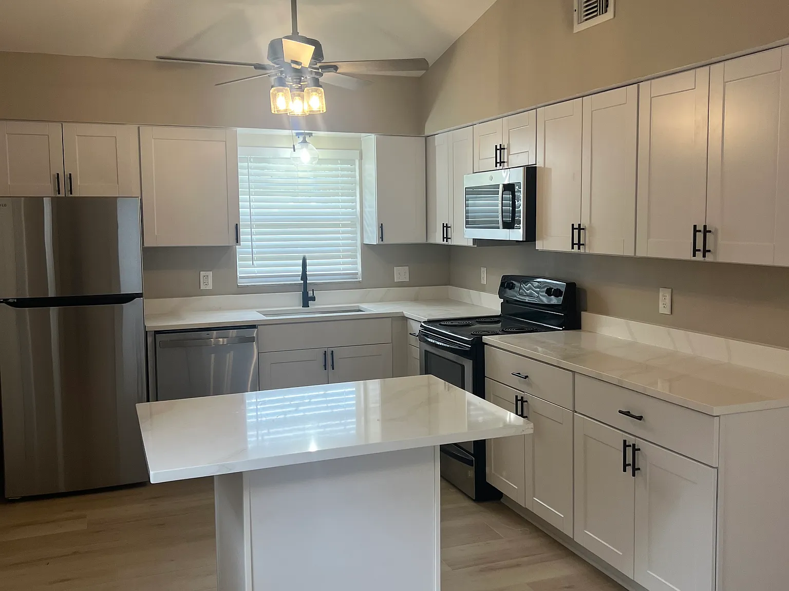 2 bed, 820 sqft, $1,650 — Photo 2
