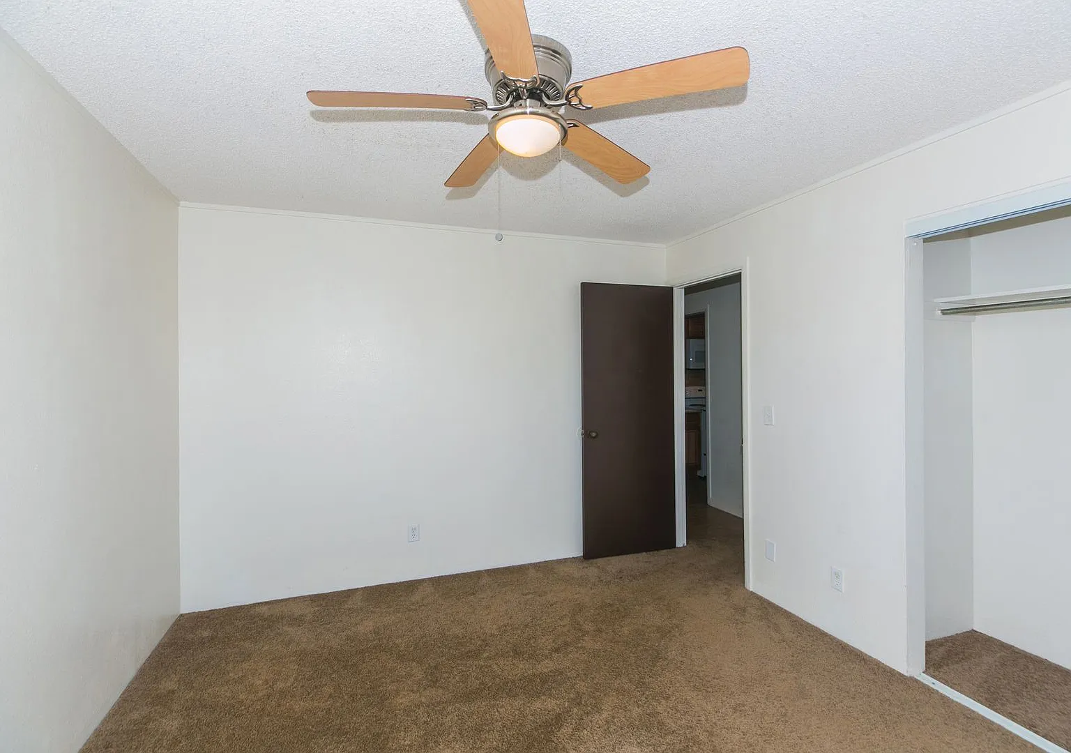 Hidden Valley Estates - Ground Floor 2bdrm/1bath/2prkg Voucher Okay — Photo 4