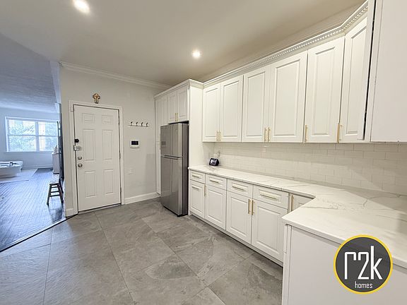 4th image of 33-10 Ditmars Blvd #2F