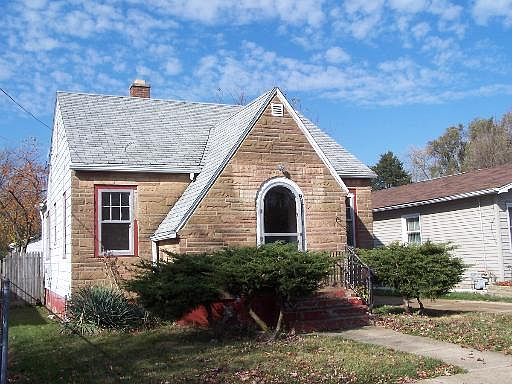 1st image of 917 W Bowditch Ave