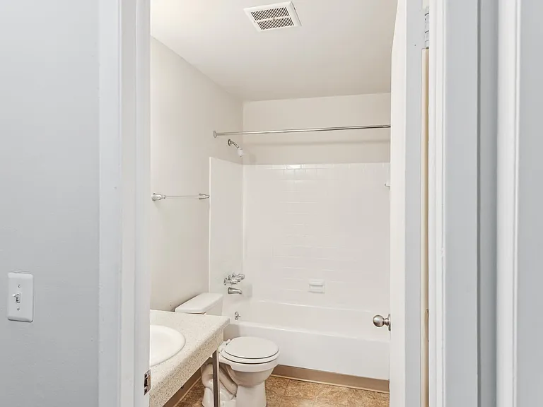 Pointe West Apartments — Photo 31