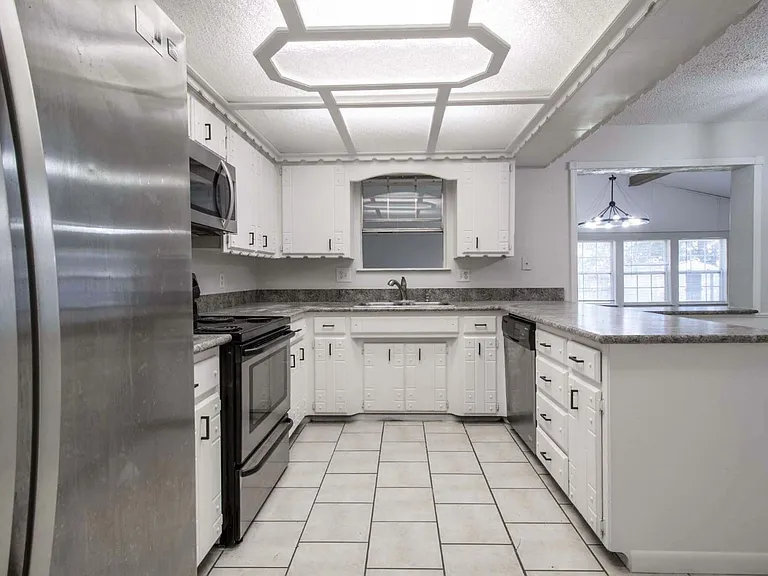 1009 NE 6th St — Photo 10