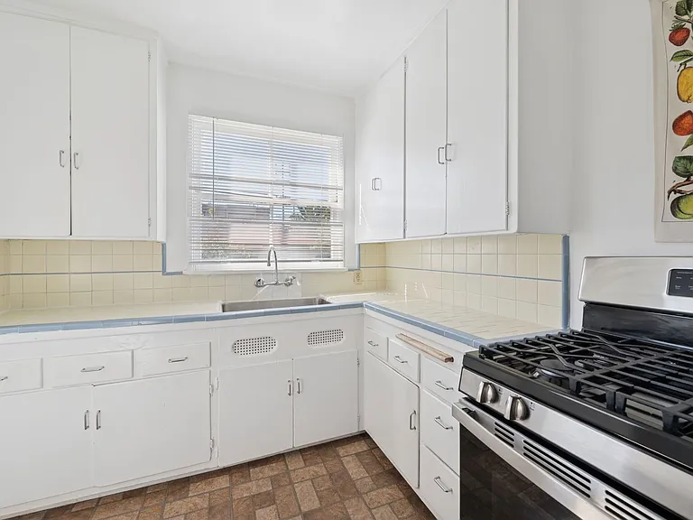 2032 Delaware Ave #2032A — Photo 3