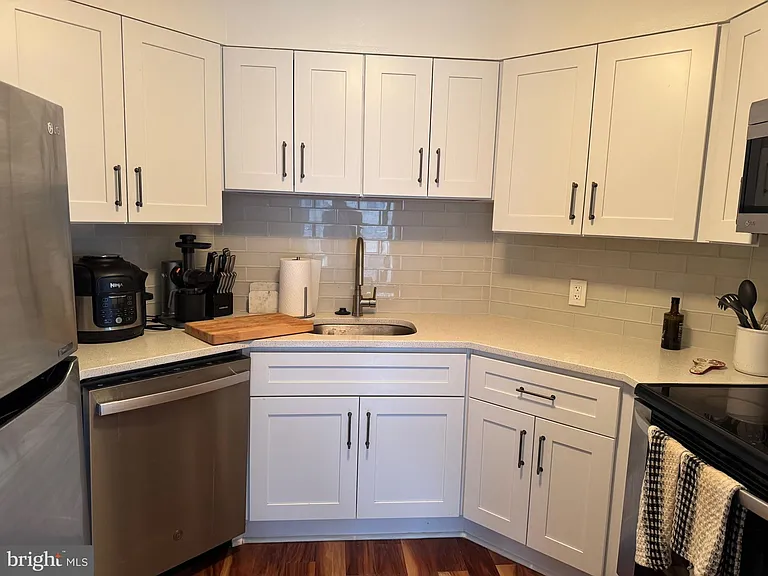 2020 Walnut St #15K — Photo 8