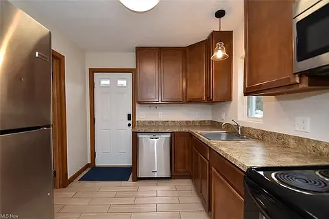 825 Robinson Ave — Photo 3