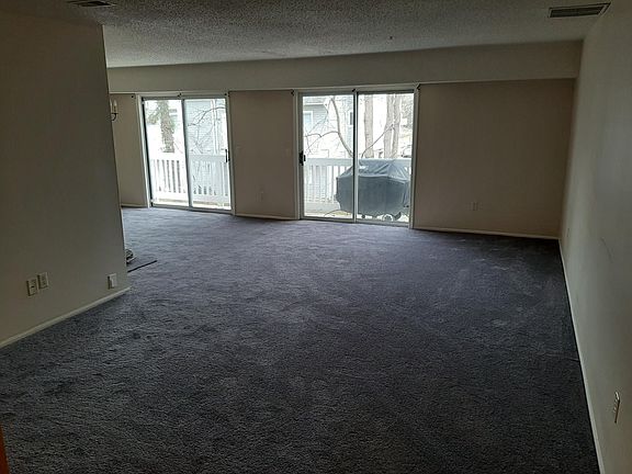 Living Room/Balcony