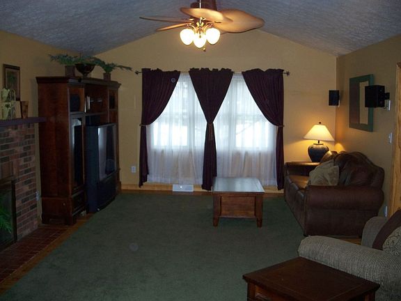 Great Room w/ Vaulted Ceiling