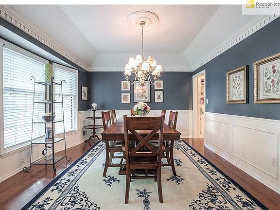 SPACIOUS DINNING ROOM FOR THOSE ENTERTAINING DINNERS