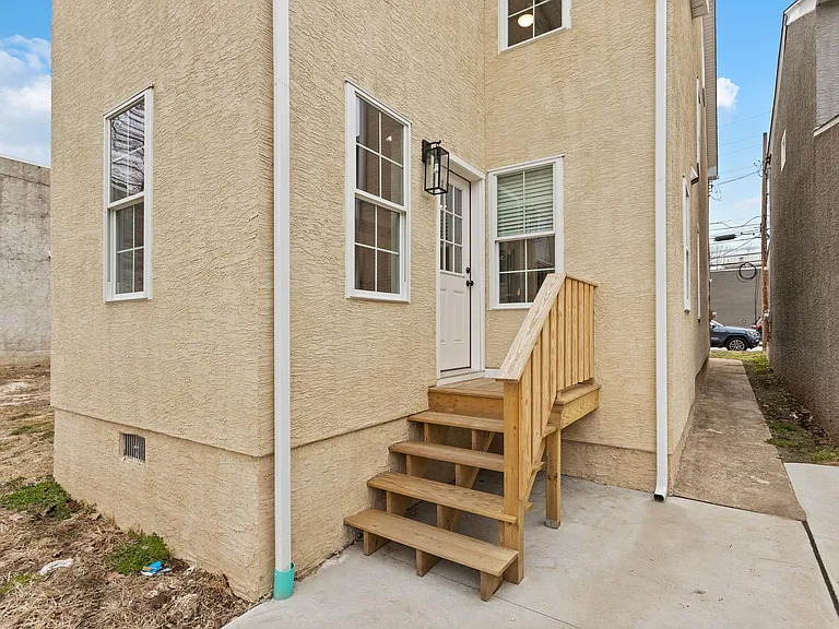 731 E Elm St — Photo 40