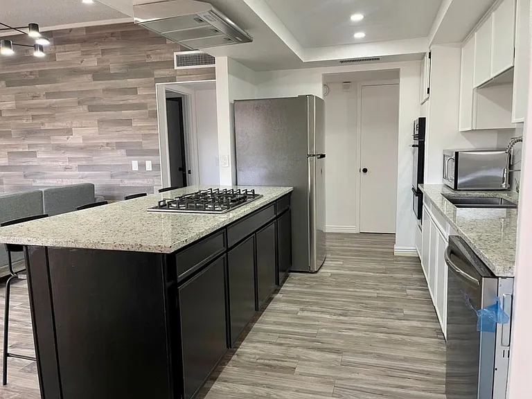 2425 Fir St — Photo 6