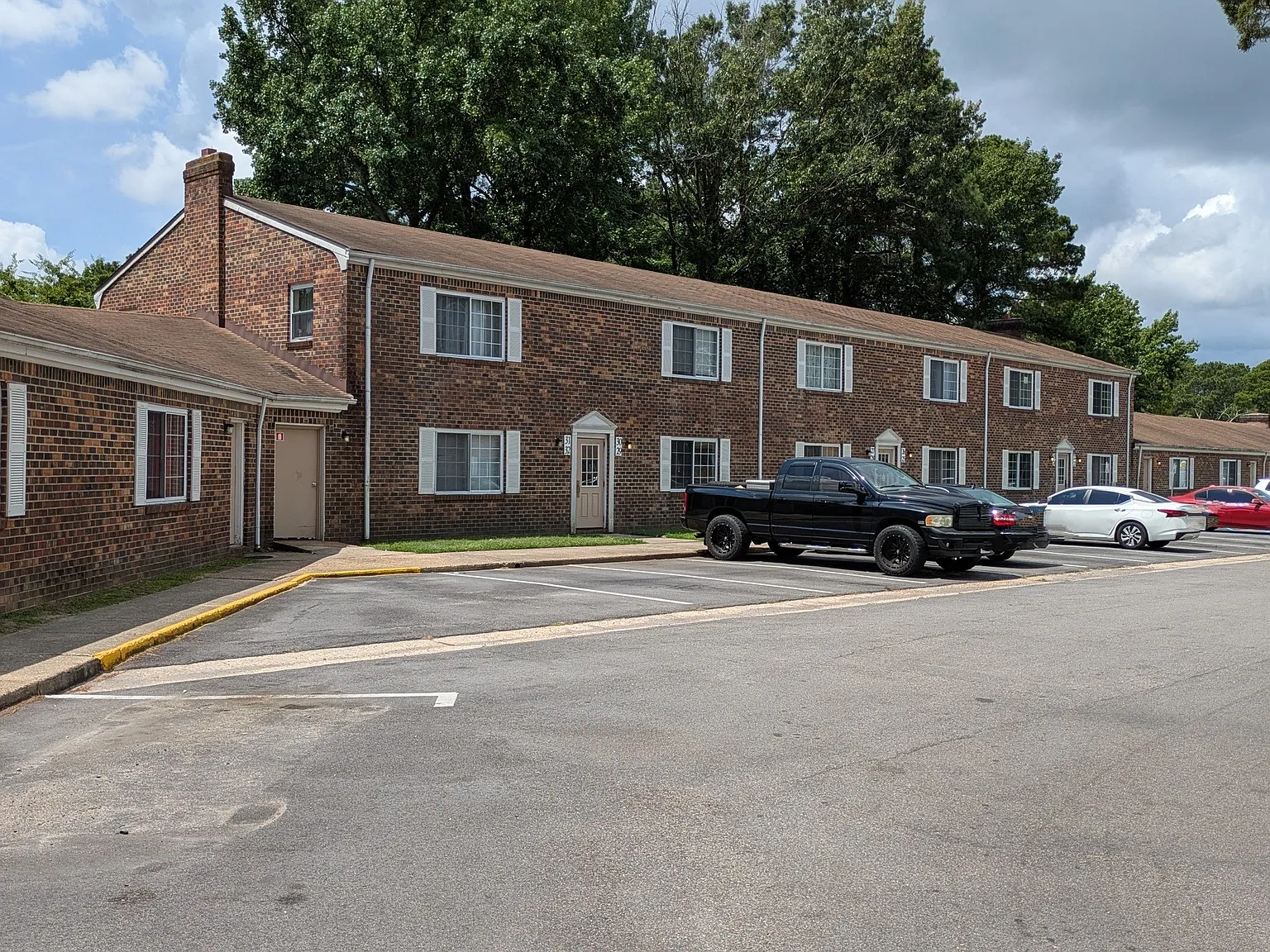 THE OCONEE SHORES APARTMENTS — Photo 1