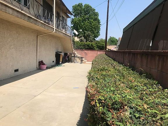 4th image of 5841 Camellia Ave #1/4