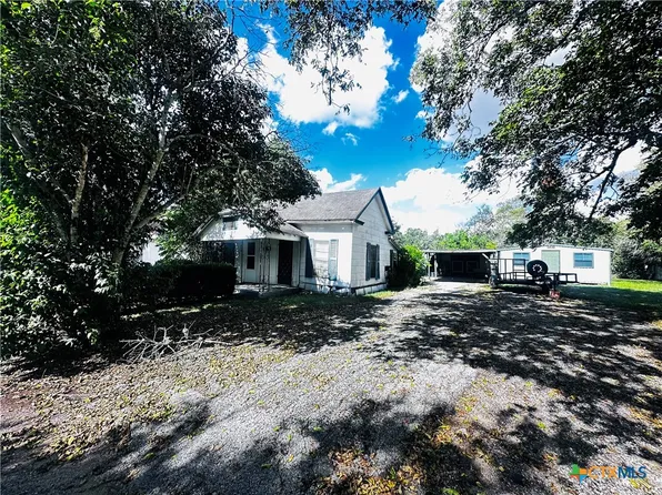 201 Maple St, Yoakum, TX 77995