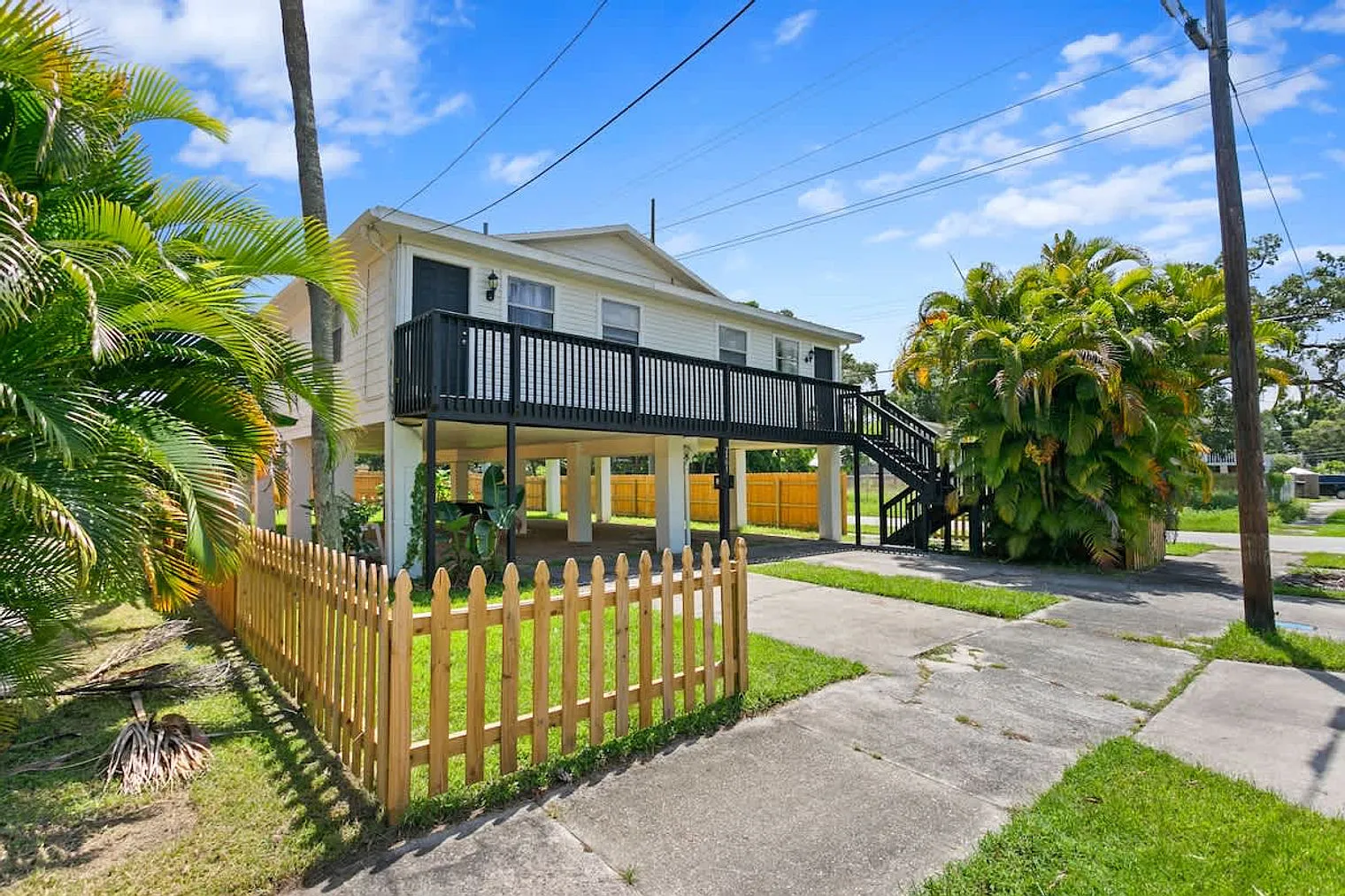 2 bed, 1.0 bath, 914 sqft, $2,629 — Photo 2