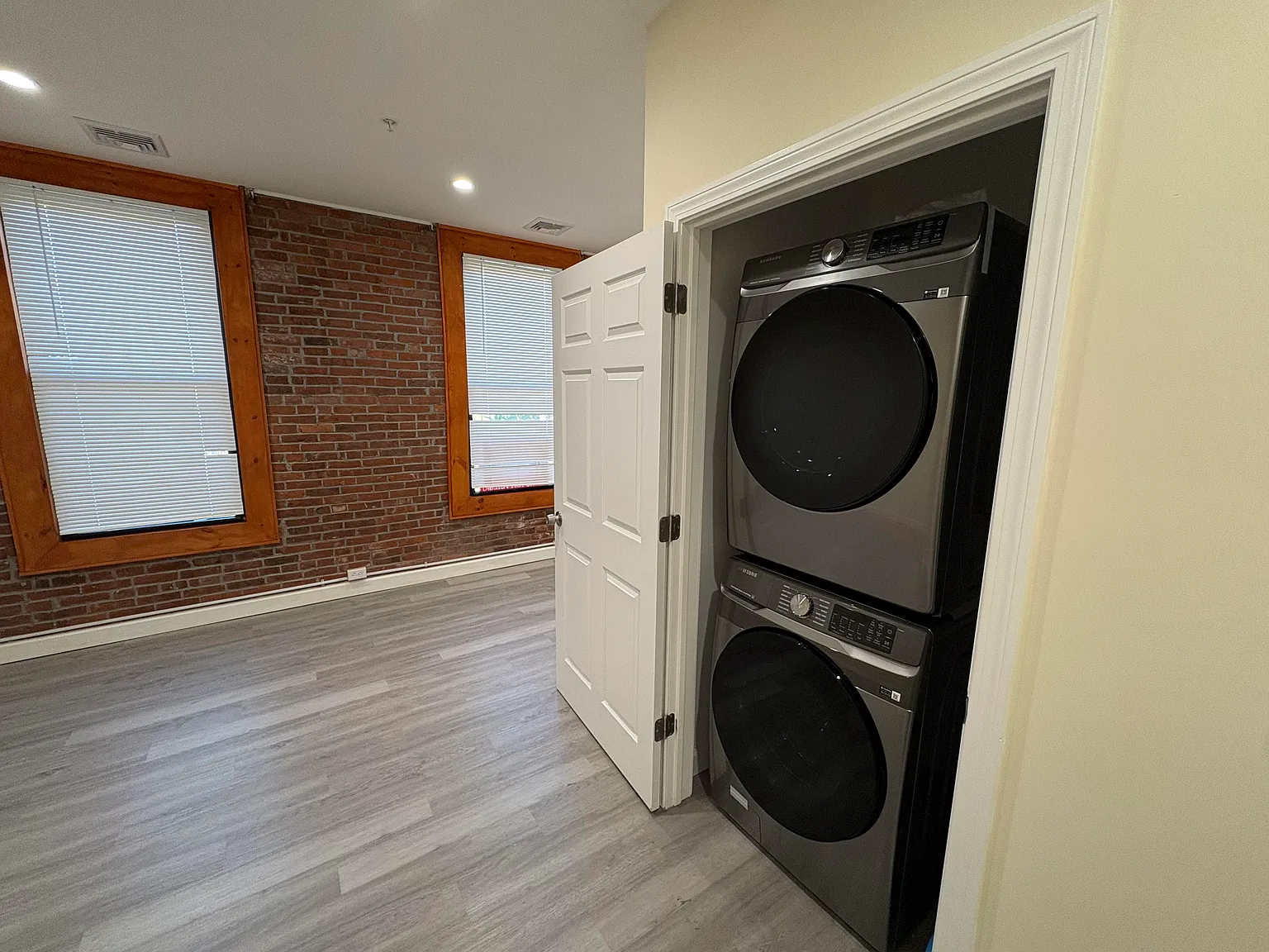 2 bed, 888 sqft, $1,800 — Photo 3
