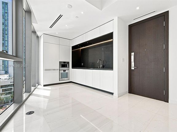 3rd image of 300 Biscayne Boulevard Way #1106