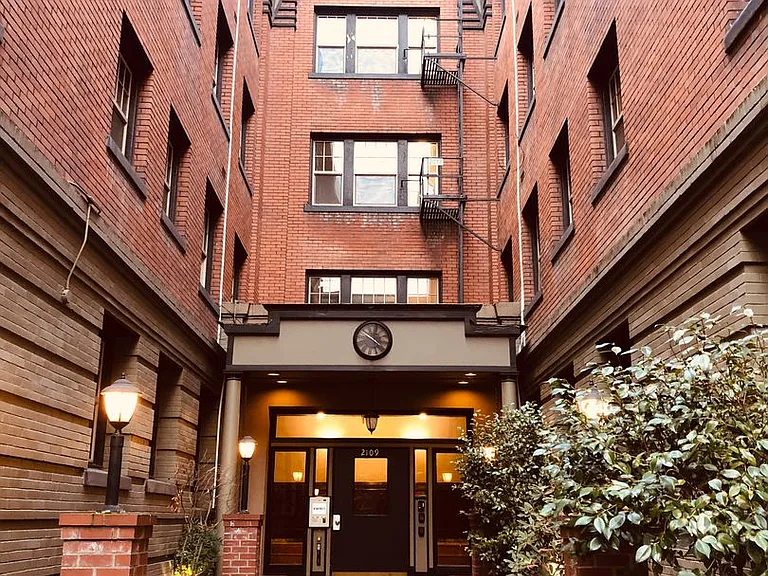 2109 NW Irving St #104 — Photo 19