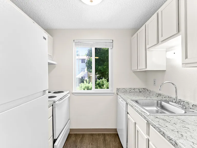 Charbern Apartments — Photo 4