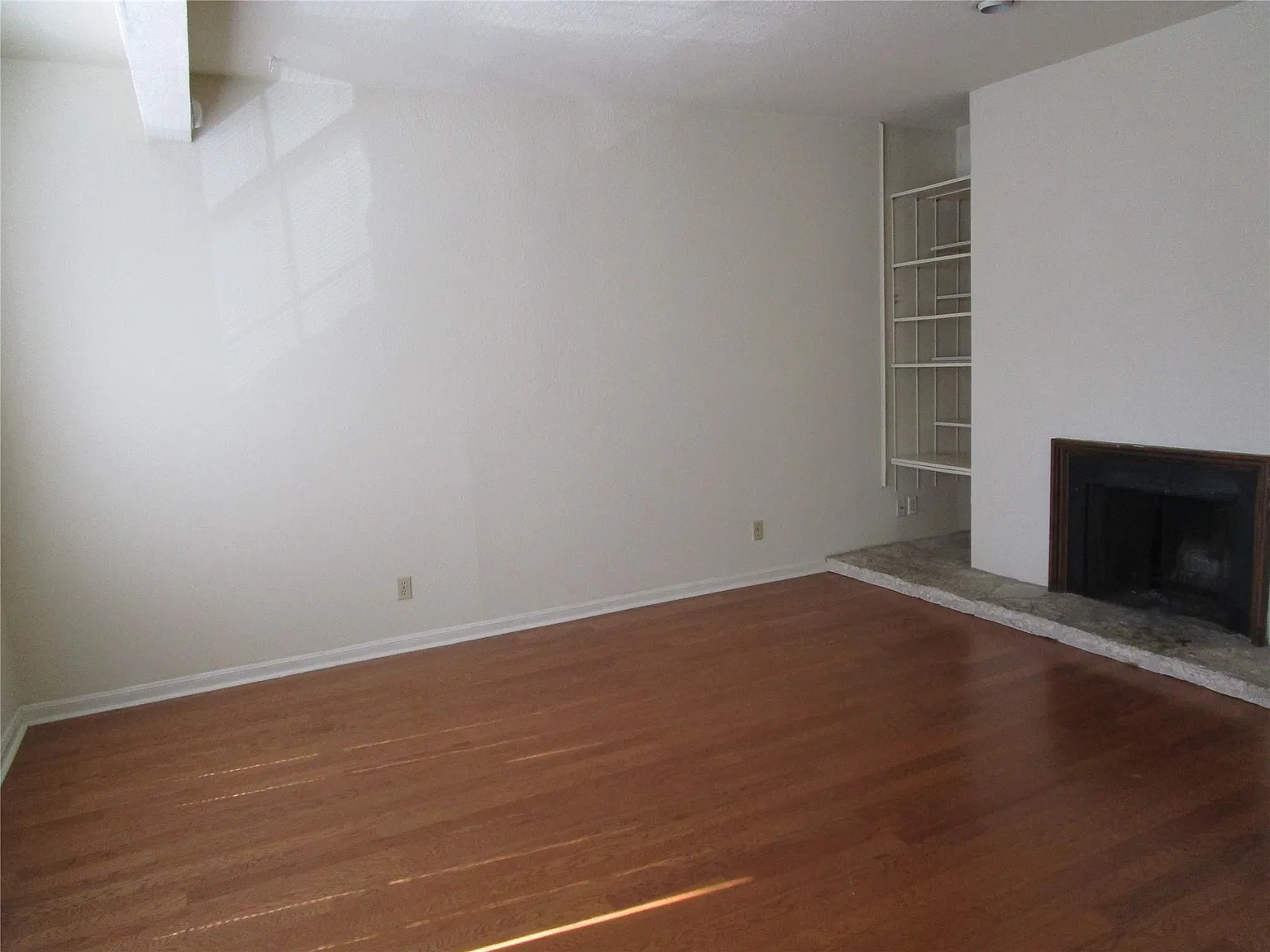2 bed, 2.0 bath, 1059 sqft, $2,400 — Photo 2