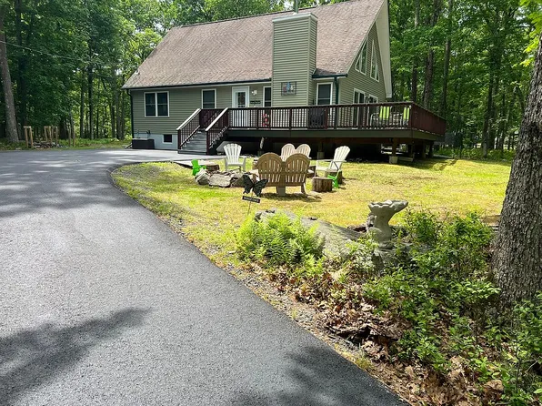 105 Doe Ct, Hawley, PA 18428