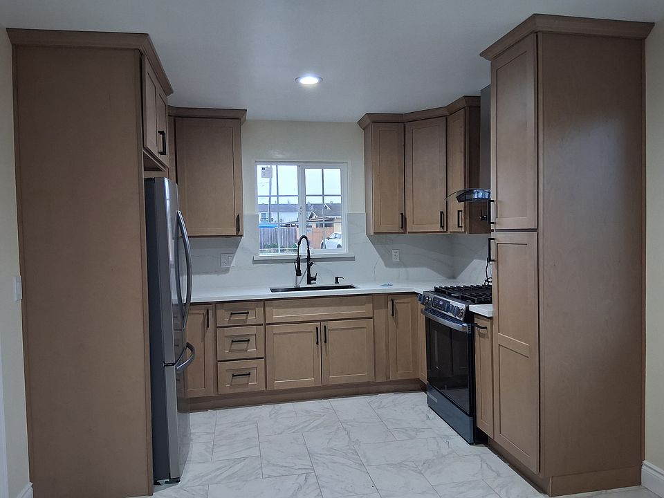 1st image of 562A Leslie Dr