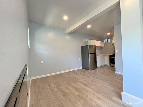 4th image of 552 Girard St #2