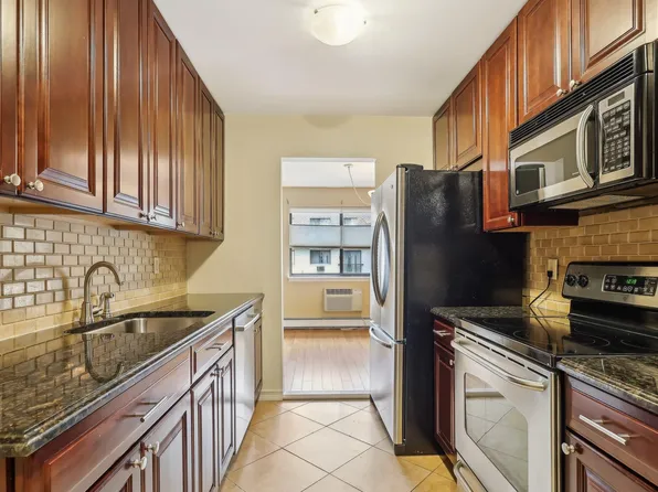 24 Carhart Avenue #305, White Plains, NY 10605