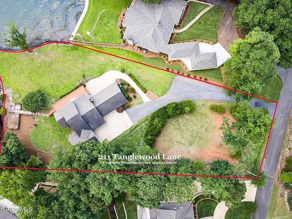 2nd image of 211 Tanglewood Ln