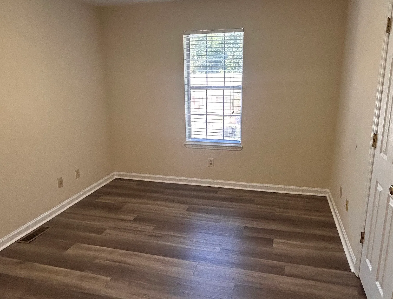 3 bed, 1200 sqft, $1,400 — Photo 3