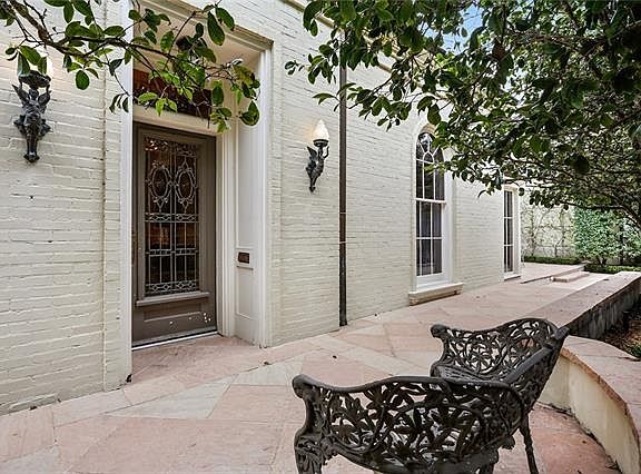 4th image of 2324 Prytania St