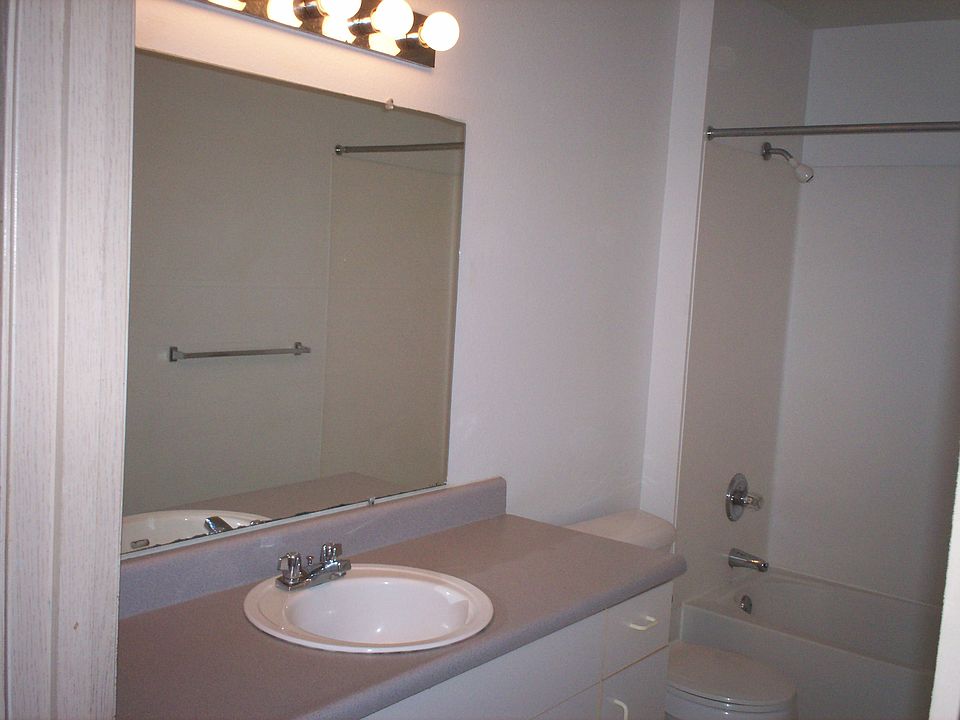 2nd image of 468 Park St APT B202