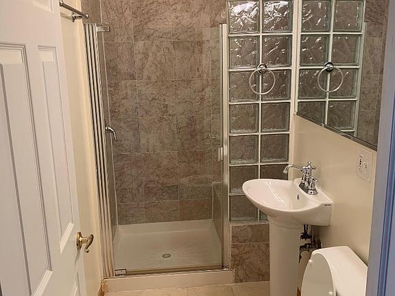 3rd image of 6647 S Maryland Ave APT 2W