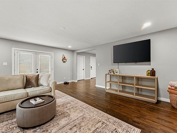 2nd image of 405 West St